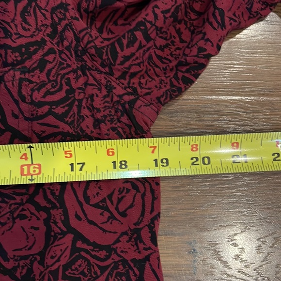 ROCK & REPUBLIC Rose Print Button Front Blouse Womens Medium - Picture 6 of 8